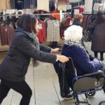 Salario cuidadora de personas mayores: Las 7 cosas que debes saber antes de contratar