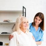 Lo que debes saber para contratar un cuidador interno en 2021