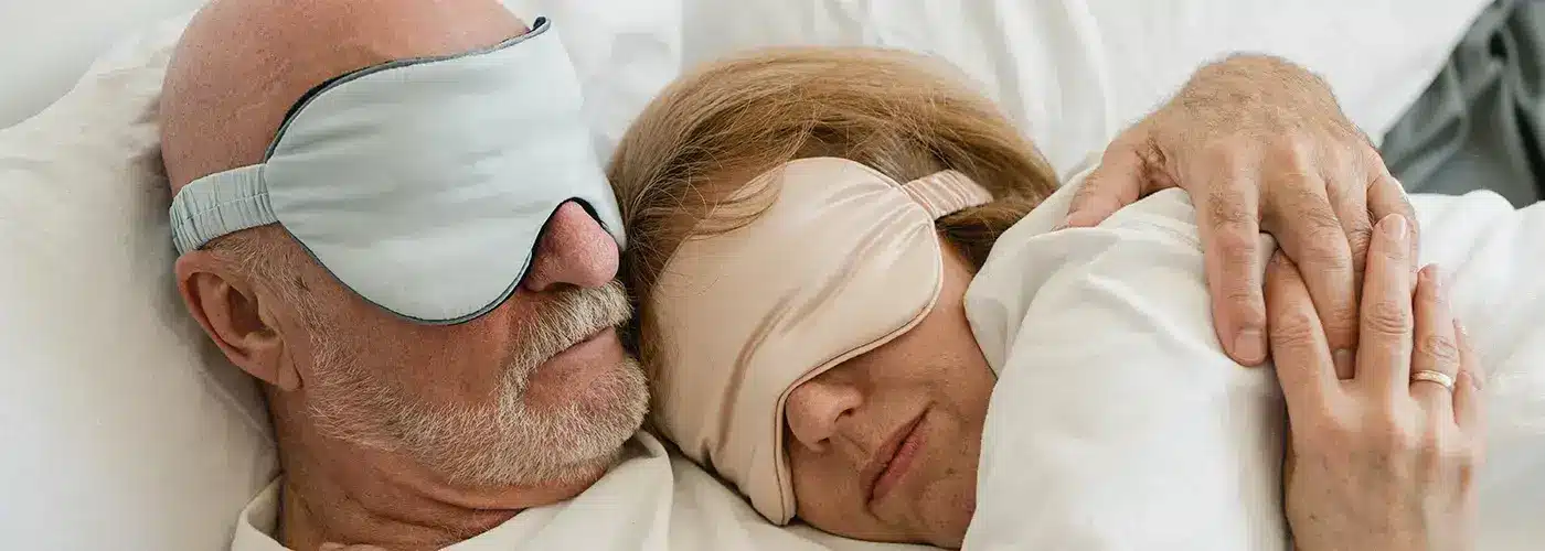 Dos personas mayores durmiendo con antifaces.