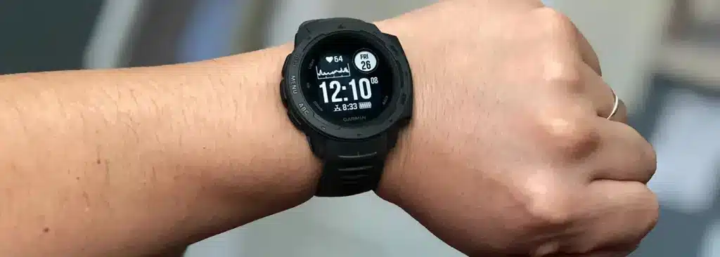 Muñeca de una persona con un reloj inteligente de pulsera.