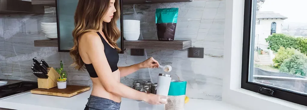 Una persona en una cocina sirviendo polvo en una botella.